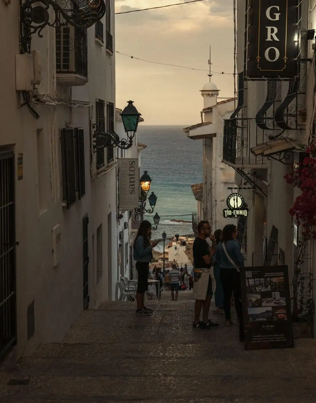 Bild von einer Gasse mit Blick aufs Meer und Cafes